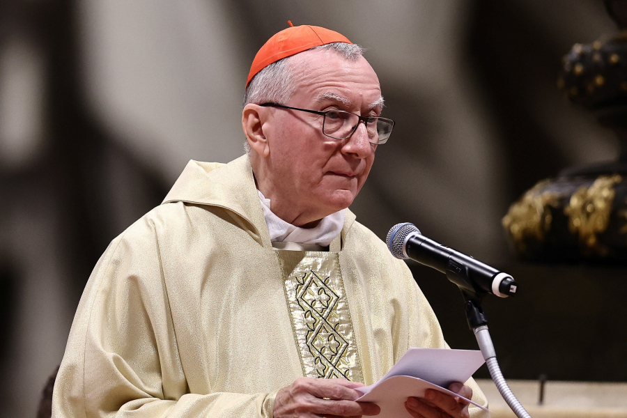 Cardeal Pietro Parolin se destaca como candidato à sucessão do Papa Francisco com postura moderada e diplomática