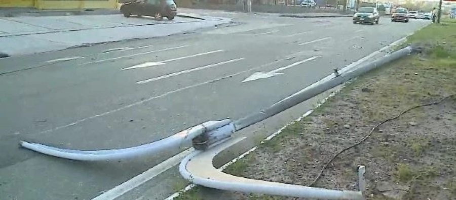 Acidente em São Luís deixa motorista ferido e bloqueia trecho da Avenida Jerônimo de Albuquerque 