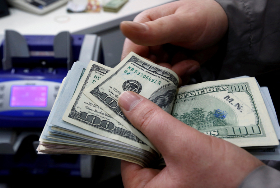 Dólar cai após China sinalizar disposição para diálogo sobre guerra tarifária com os EUA 