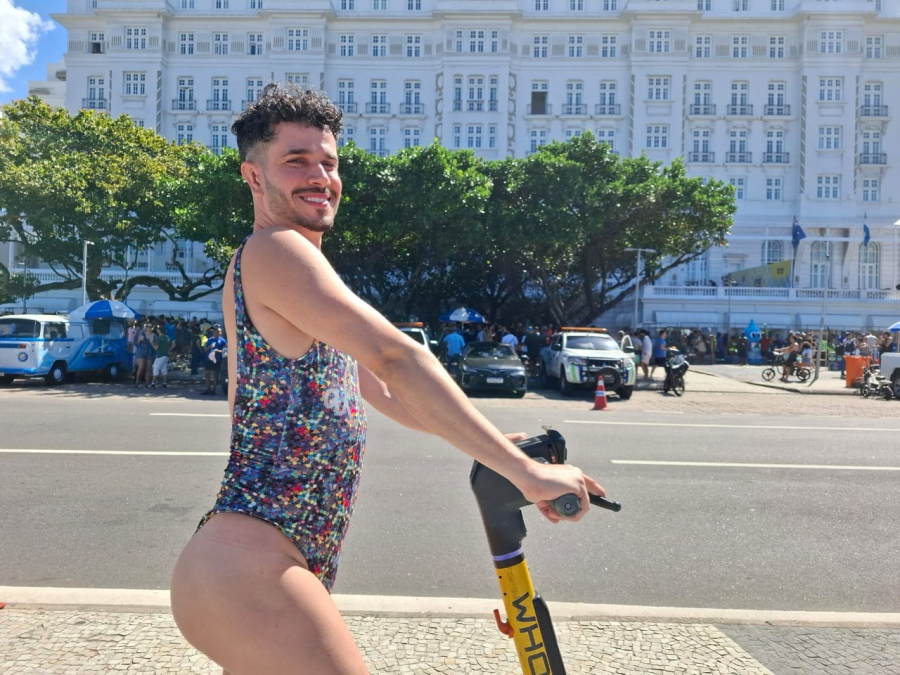 Fãs de Lady Gaga se reúnem em Copacabana Palace e celebram diversidade de estilos na espera pela artista
