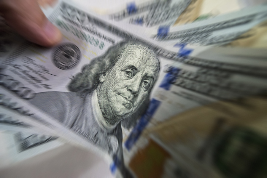 Dólar opera em alta e investidores aguardam decisões sobre juros nos EUA e Brasil