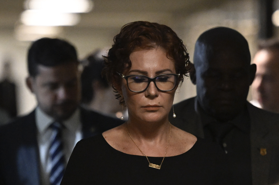Deputada Carla Zambelli é alvo de operação da Polícia Federal e tem passaporte apreendido por determinação do STF